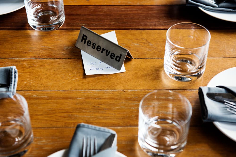 הזמנה מראש VS ללכת על ספונטני: מתי חובה לשמור מקום?